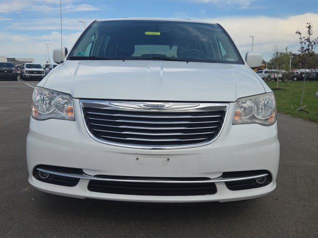 Used 2016 Chrysler Town & Country Touring FWD image 3