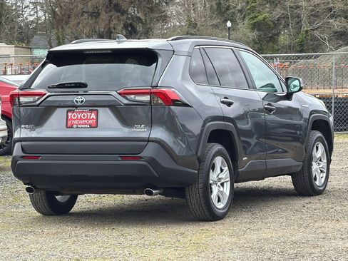 Used 2021 Toyota RAV4 XLE w/ Convenience Package image 4