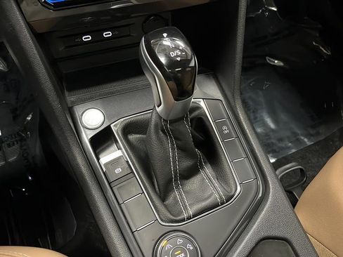 Used 2024 Volkswagen Tiguan SE w/ Panoramic Sunroof Package image 19