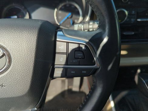 Used 2020 Toyota Highlander XLE FWD image 23