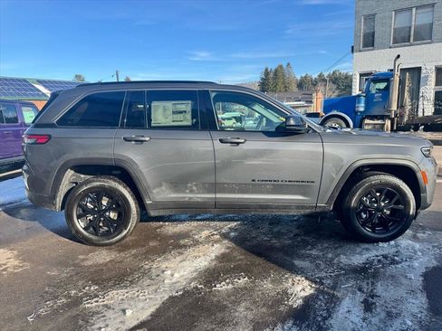 Used 2026 Jeep Grand Cherokee 4WD image 4
