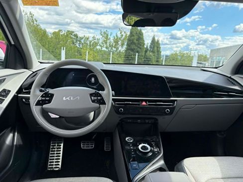 Certified 2024 Kia Niro Wave w/ Wave Preserve Package FWD image 7