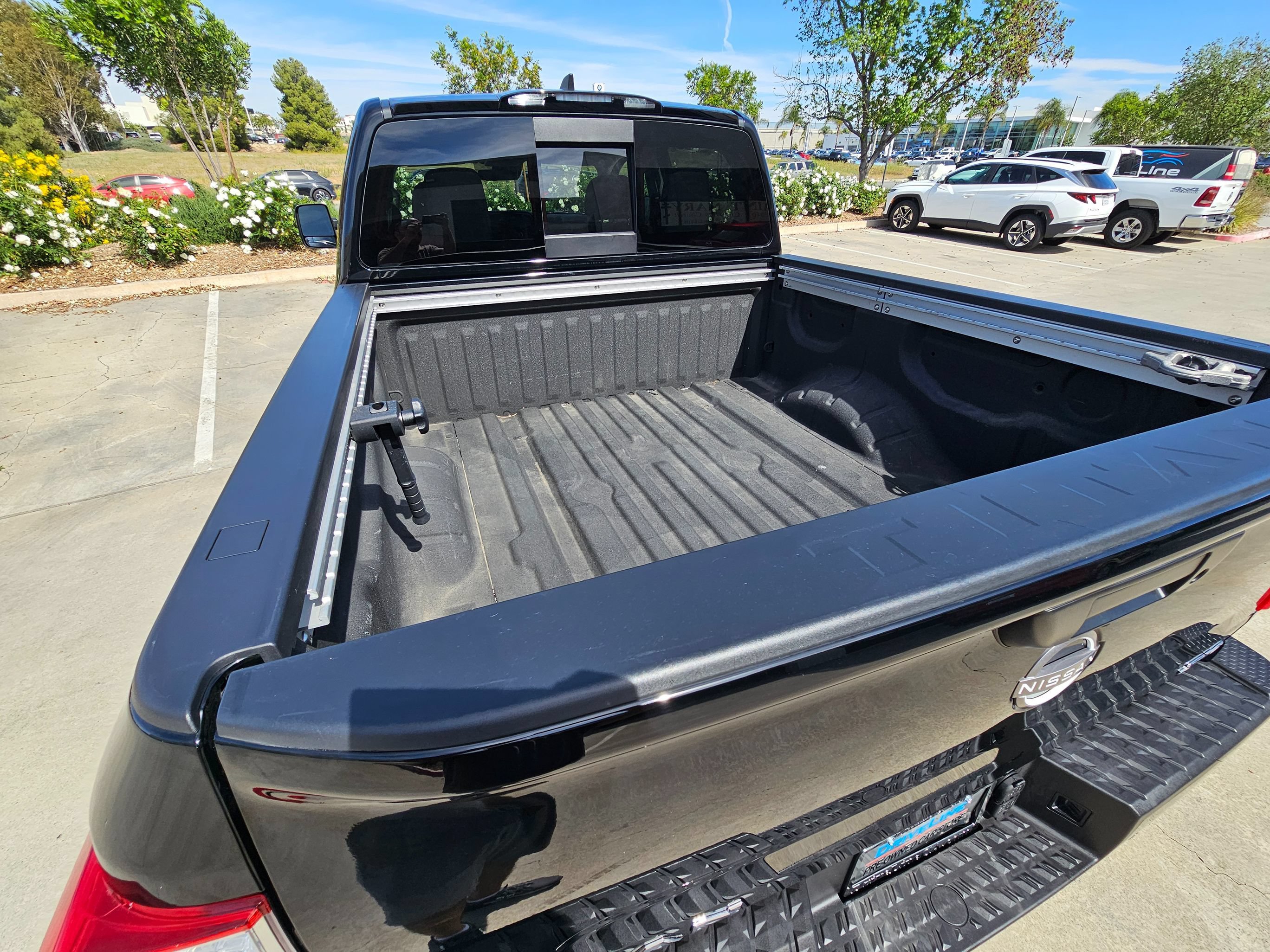 Used 2024 Nissan Titan SV w/ SV Convenience Package RWD image 25