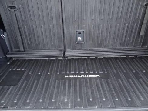 Used 2023 Toyota Highlander LE image 24