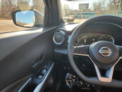 Used 2020 Nissan Kicks SV image 32