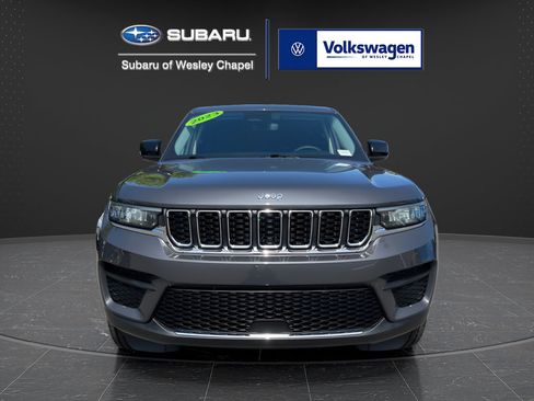 Used 2023 Jeep Grand Cherokee Laredo AWD/4WD image 3