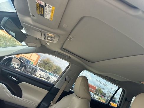 Used 2022 Toyota Highlander XLE image 11