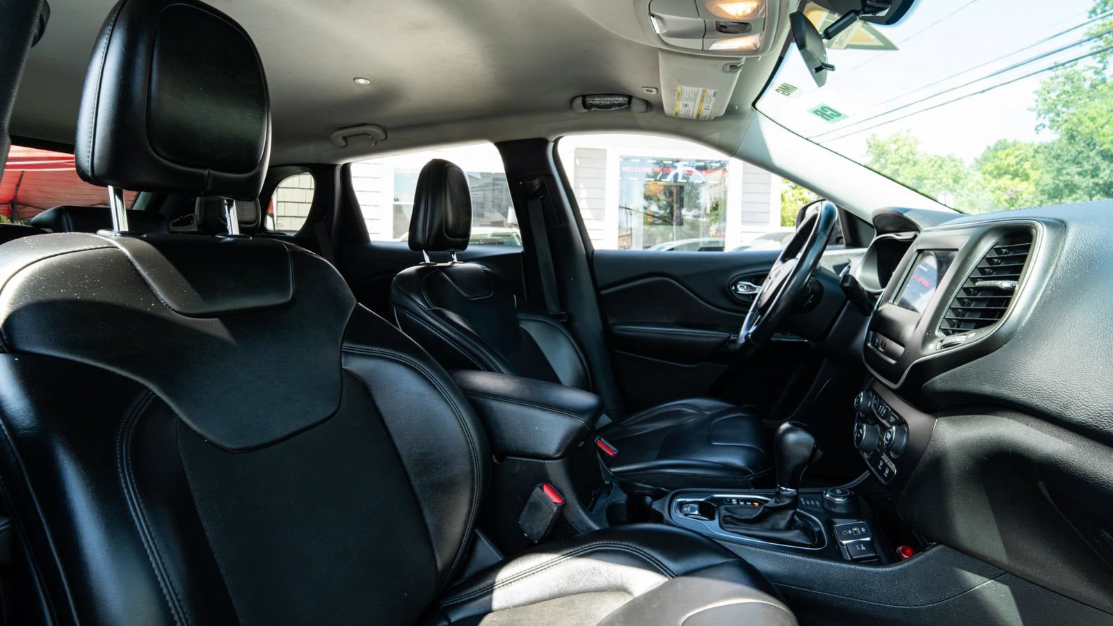 Used 2019 Jeep Cherokee Latitude Plus AWD/4WD image 11