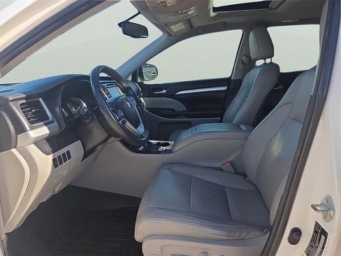 Used 2016 Toyota Highlander XLE image 12