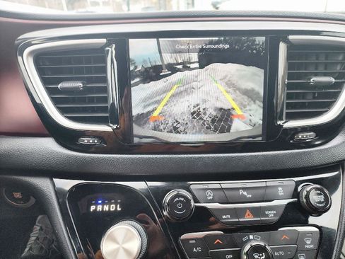 Used 2020 Chrysler Pacifica Touring-L image 25