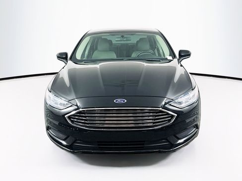 Used 2018 Ford Fusion SE w/ Fusion SE Technology Package FWD image 2