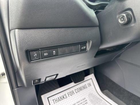 Used 2023 Toyota Venza XLE AWD/4WD image 16