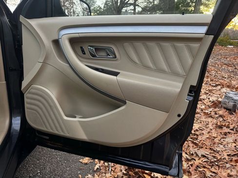 Used 2017 Ford Taurus SE image 11