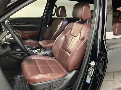 Used 2023 Kia Telluride EX w/ EX Captain's Chair Package image 5