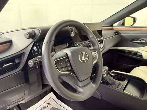 Used 2025 Lexus ES 300h w/ Premium Package image 15