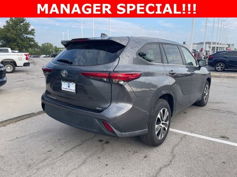 Used 2023 Toyota Highlander XLE image 3