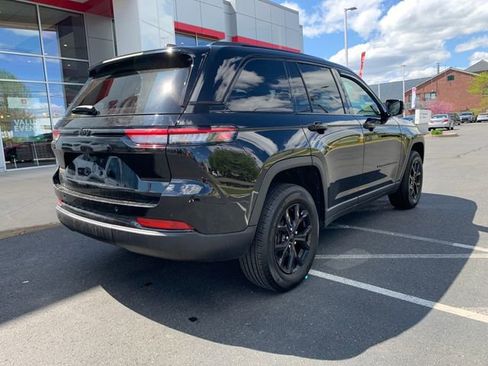 Used 2024 Jeep Grand Cherokee Altitude AWD/4WD image 3