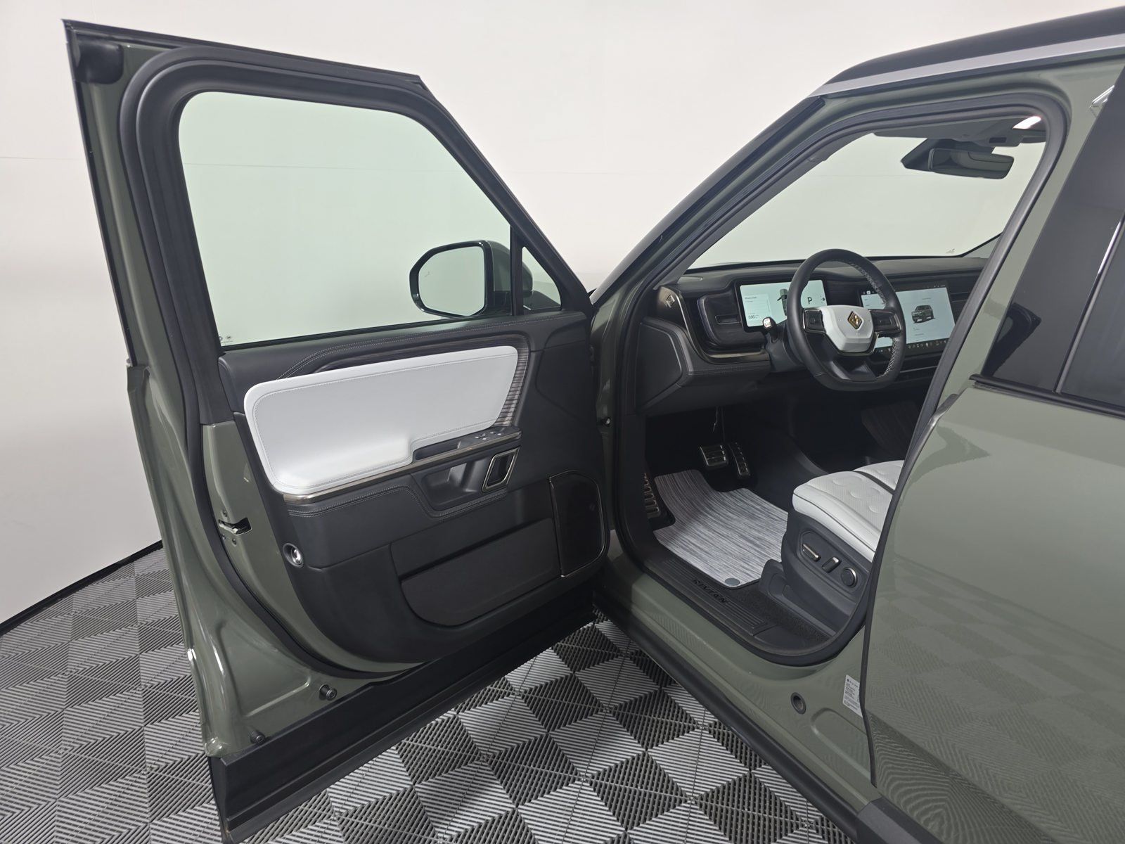 Used 2023 Rivian R1S Launch Edition Quad AWD/4WD image 16