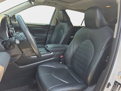 Used 2021 Toyota Highlander XLE AWD/4WD image 16