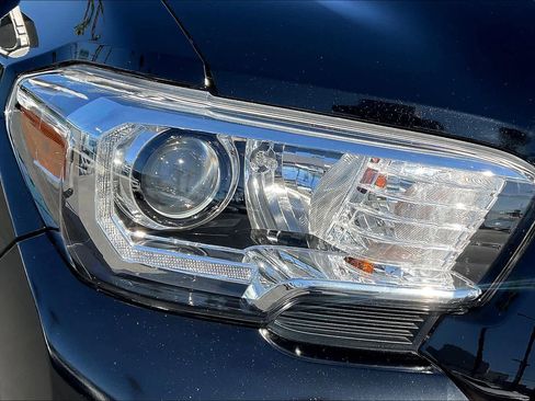 Used 2021 Toyota Tacoma TRD Sport w/ Technology Package image 25