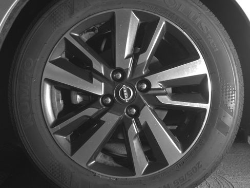 Used 2025 Nissan Versa SV FWD image 12