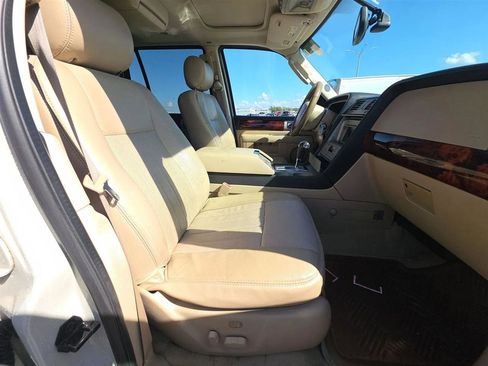 Used 2005 Lincoln Navigator Luxury image 14