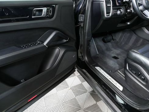 Certified 2023 Porsche Cayenne Platinum Edition AWD/4WD image 8