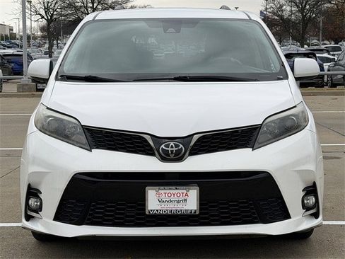 Used 2018 Toyota Sienna SE image 8