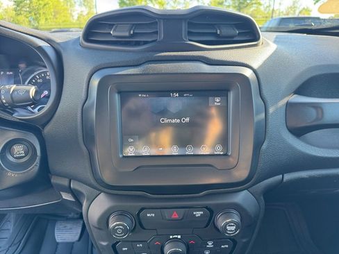 Used 2018 Jeep Renegade Latitude FWD image 9
