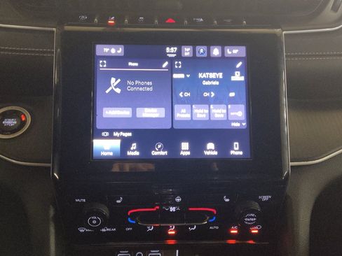 Used 2023 Jeep Grand Cherokee L Laredo image 25