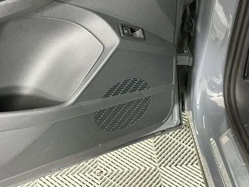 Used 2024 Volkswagen Taos SE w/ Panoramic Sunroof Package FWD image 25