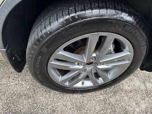 Used 2016 Volkswagen Touareg VR6 AWD/4WD image 5