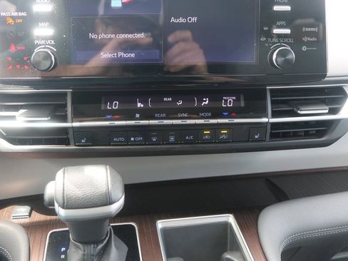 Used 2023 Toyota Sienna XLE AWD/4WD image 38
