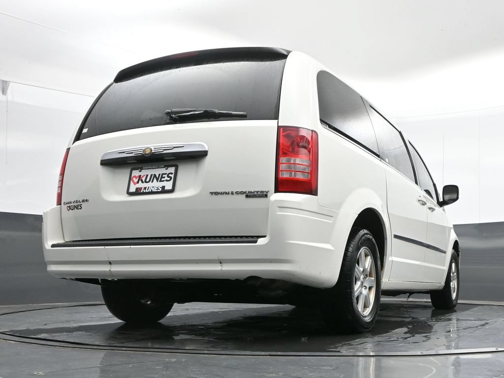 Used 2010 Chrysler Town & Country Touring FWD image 36