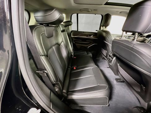 Used 2022 Jeep Grand Cherokee Limited w/ Luxury Tech Group II image 27