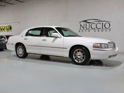 Used 2008 Lincoln Town Car Signature Limited RWD image 16