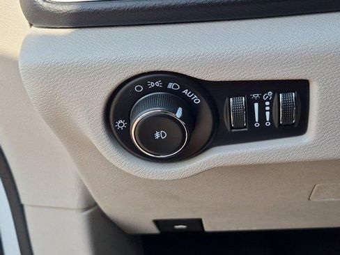 Used 2023 Chrysler Pacifica Touring-L FWD image 17