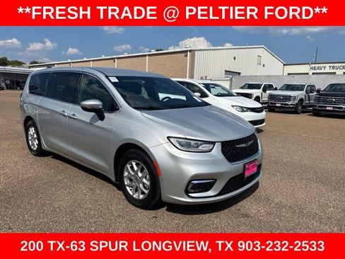 Used 2023 Chrysler Pacifica Touring FWD image 1