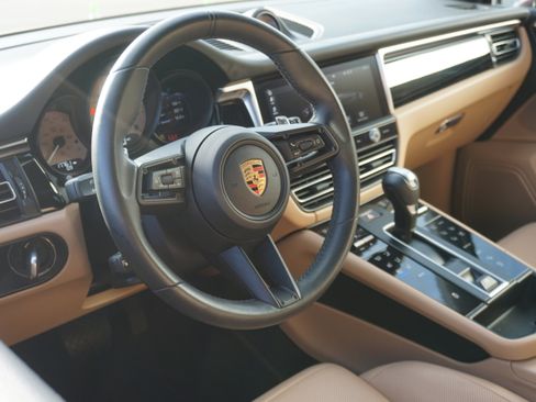 Certified 2023 Porsche Macan AWD/4WD image 4