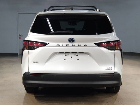 Used 2022 Toyota Sienna XLE FWD image 6