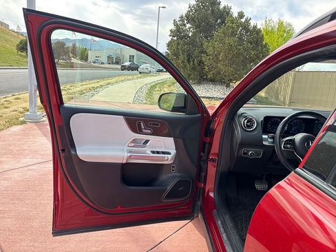 Used 2020 Mercedes-Benz GLB 250 4MATIC image 10