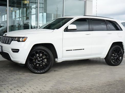 Used 2022 Jeep Grand Cherokee Laredo X image 4
