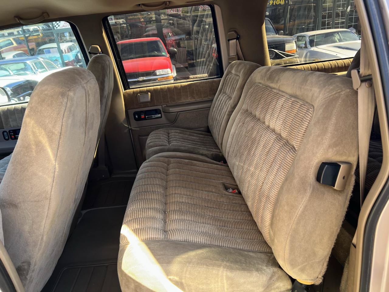 Used 1992 Chevrolet Suburban 4WD image 11