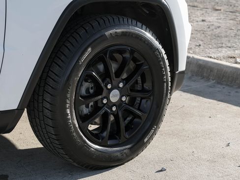 Used 2015 Jeep Grand Cherokee Limited w/ Luxury Group II image 52