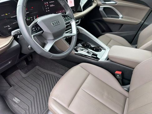 Used 2025 Audi Q5 Premium w/ Convenience Package image 9