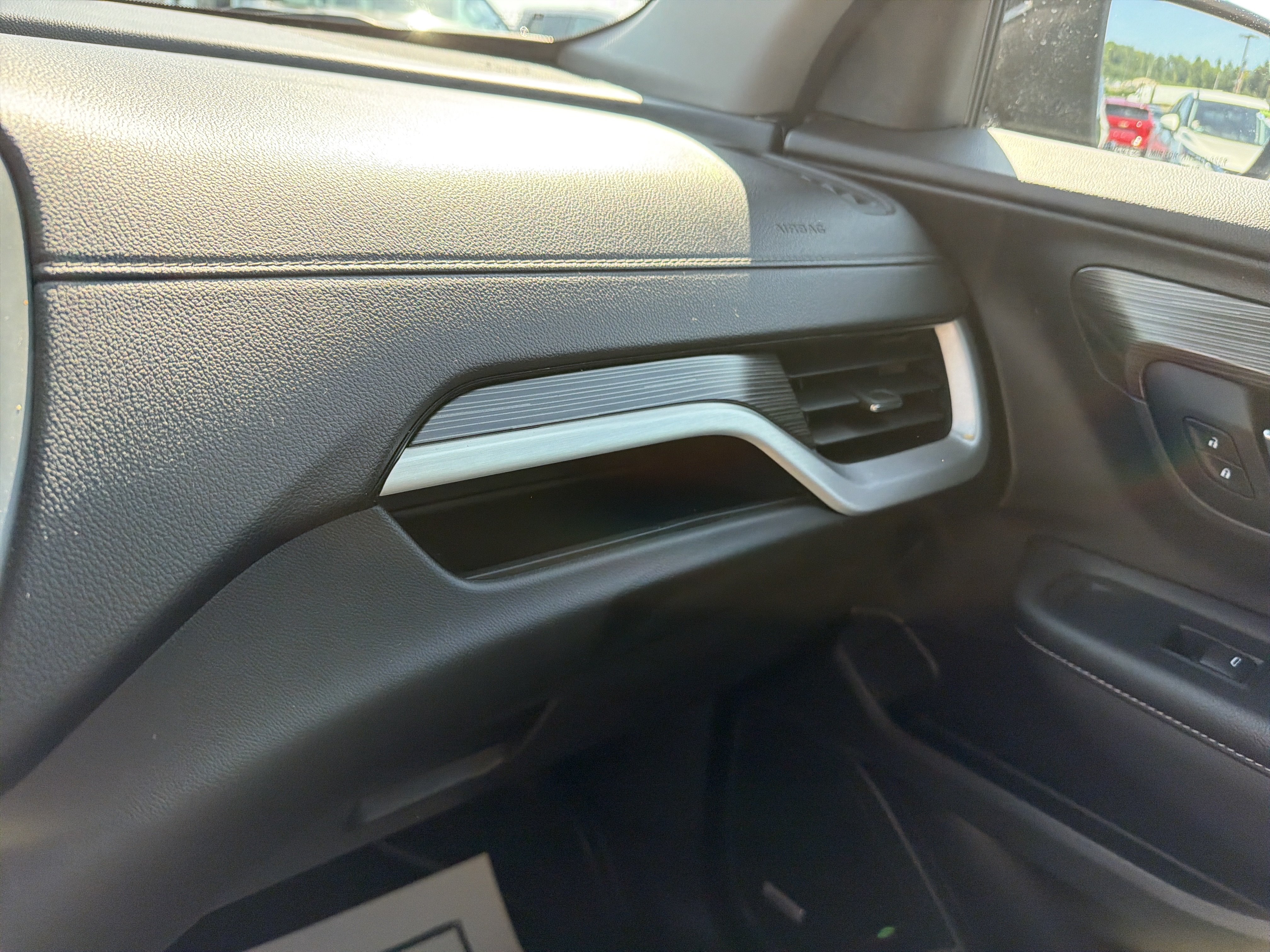 Used 2022 GMC Terrain SLT w/ Infotainment Package II AWD/4WD image 26