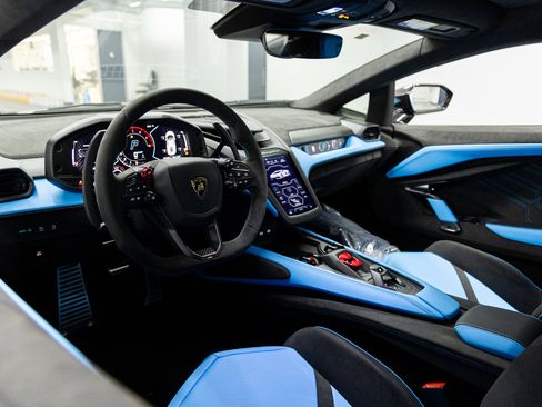 Used 2025 Lamborghini Revuelto image 44