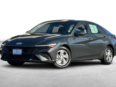 Certified 2026 Hyundai Elantra SE image 2