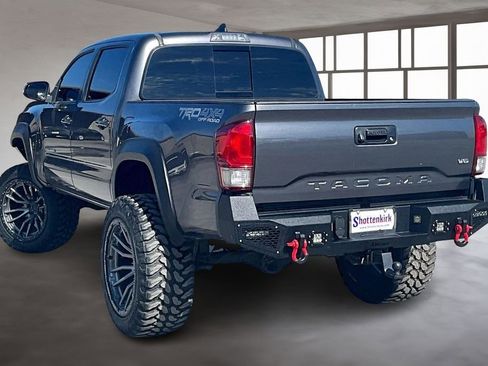 Used 2017 Toyota Tacoma TRD Off-Road image 4