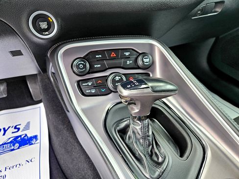 Used 2019 Dodge Challenger SXT image 18